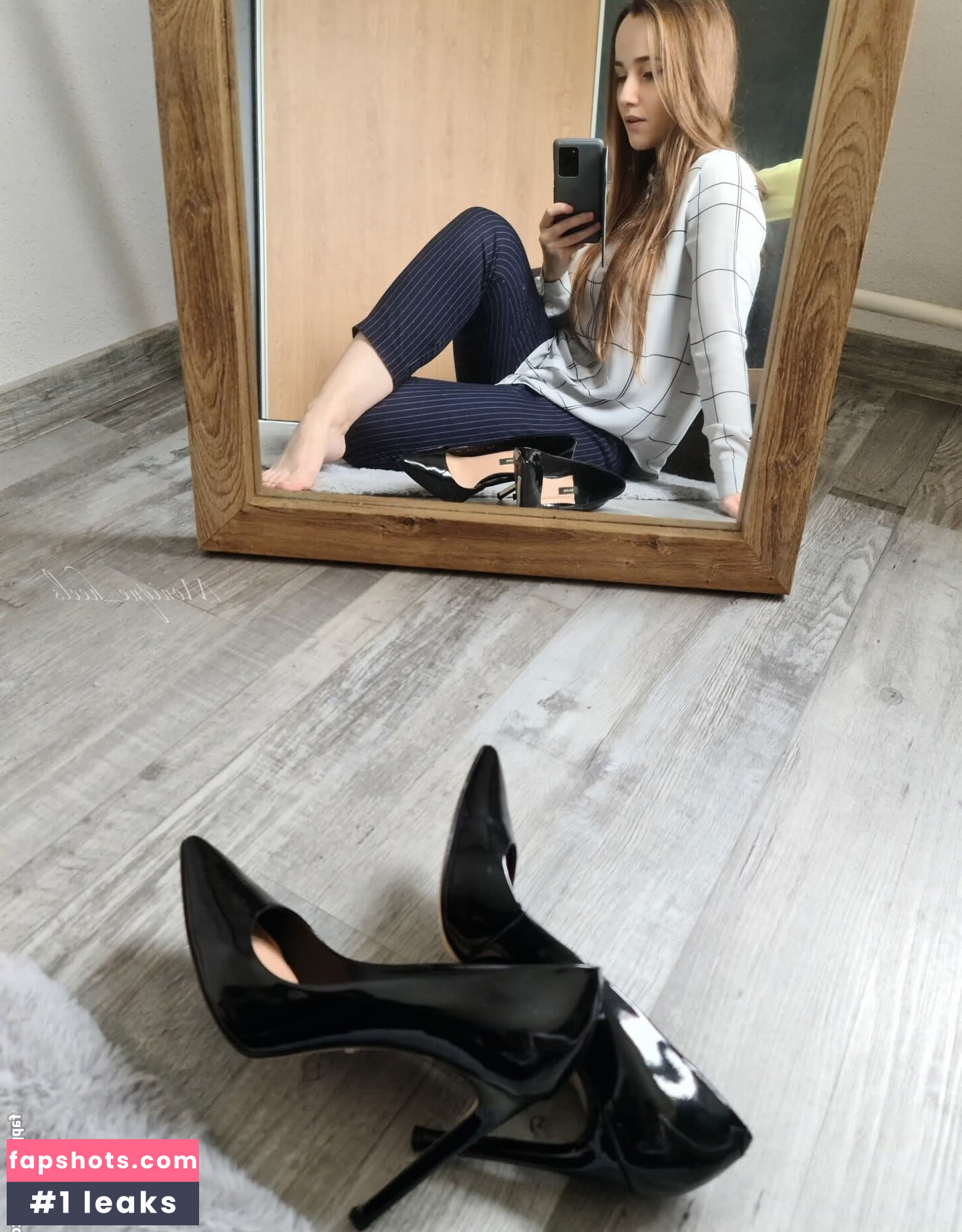 Monique Regnum nude babe gallery