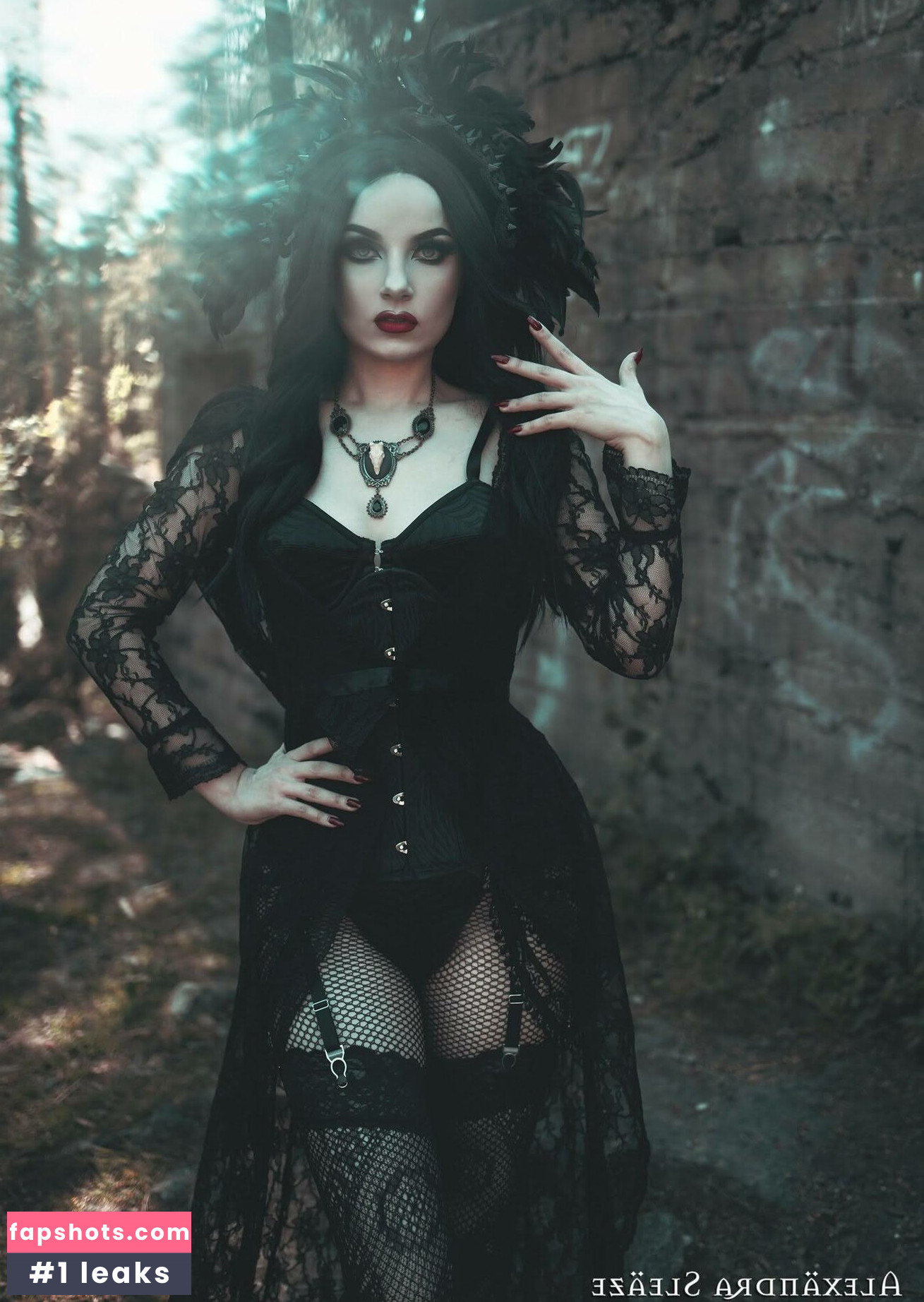 Monsa Isa nude babe gallery