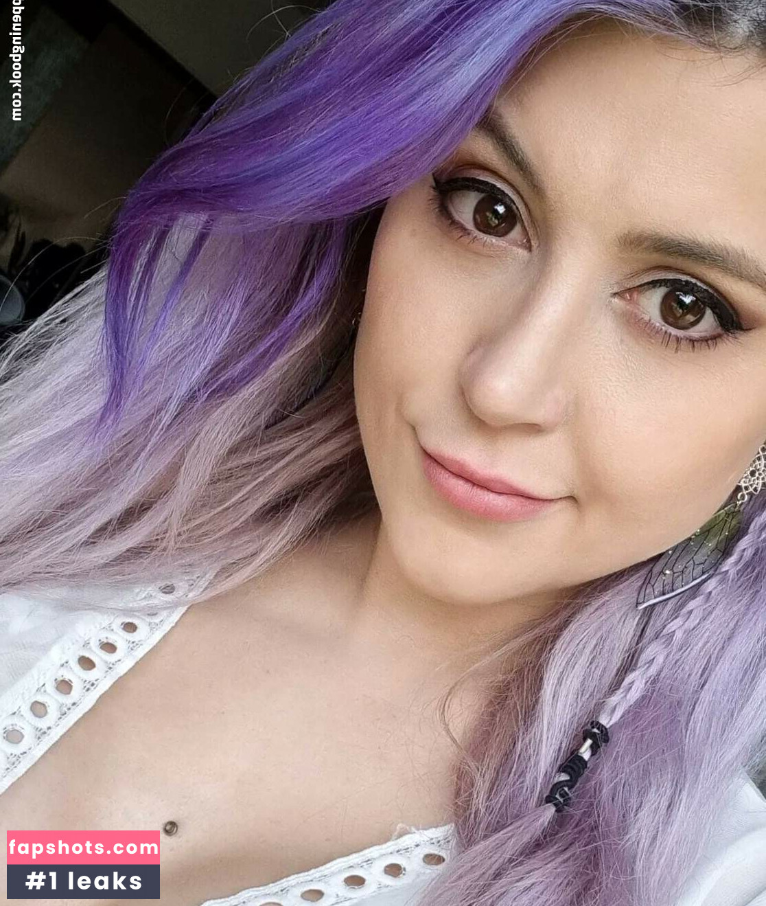 Mowky Fox nude babe gallery