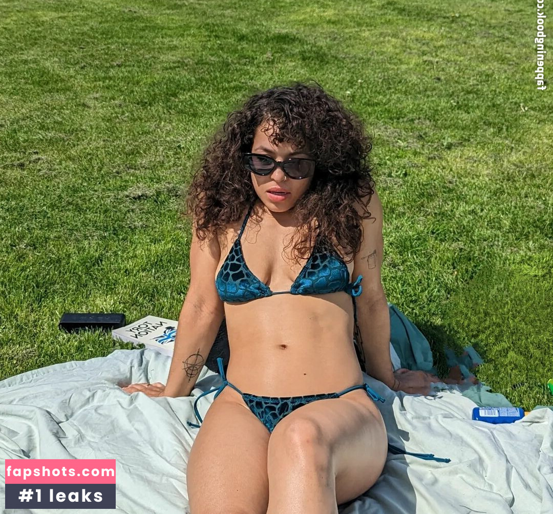 Moya Lothian-McLean nude babe gallery