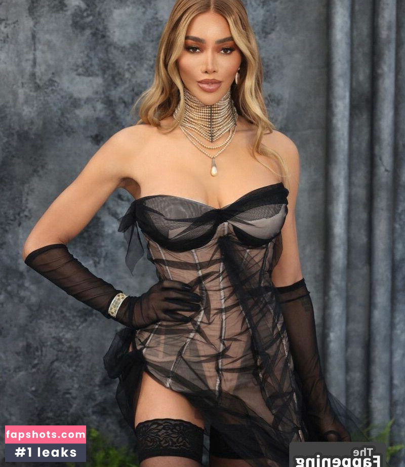 Munroe Bergdorf gallery photo #15