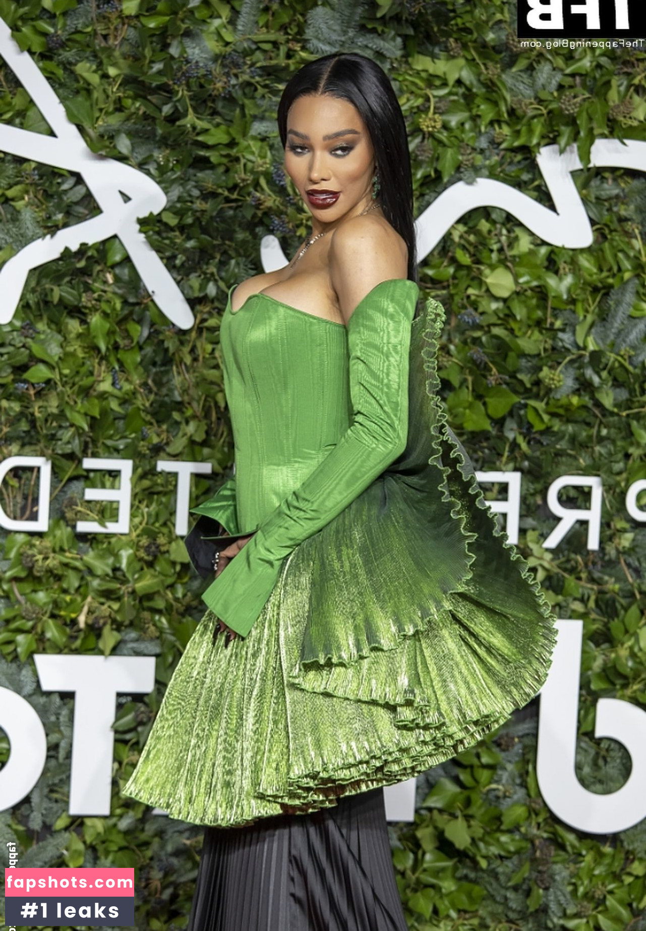 Munroe Bergdorf gallery photo #49