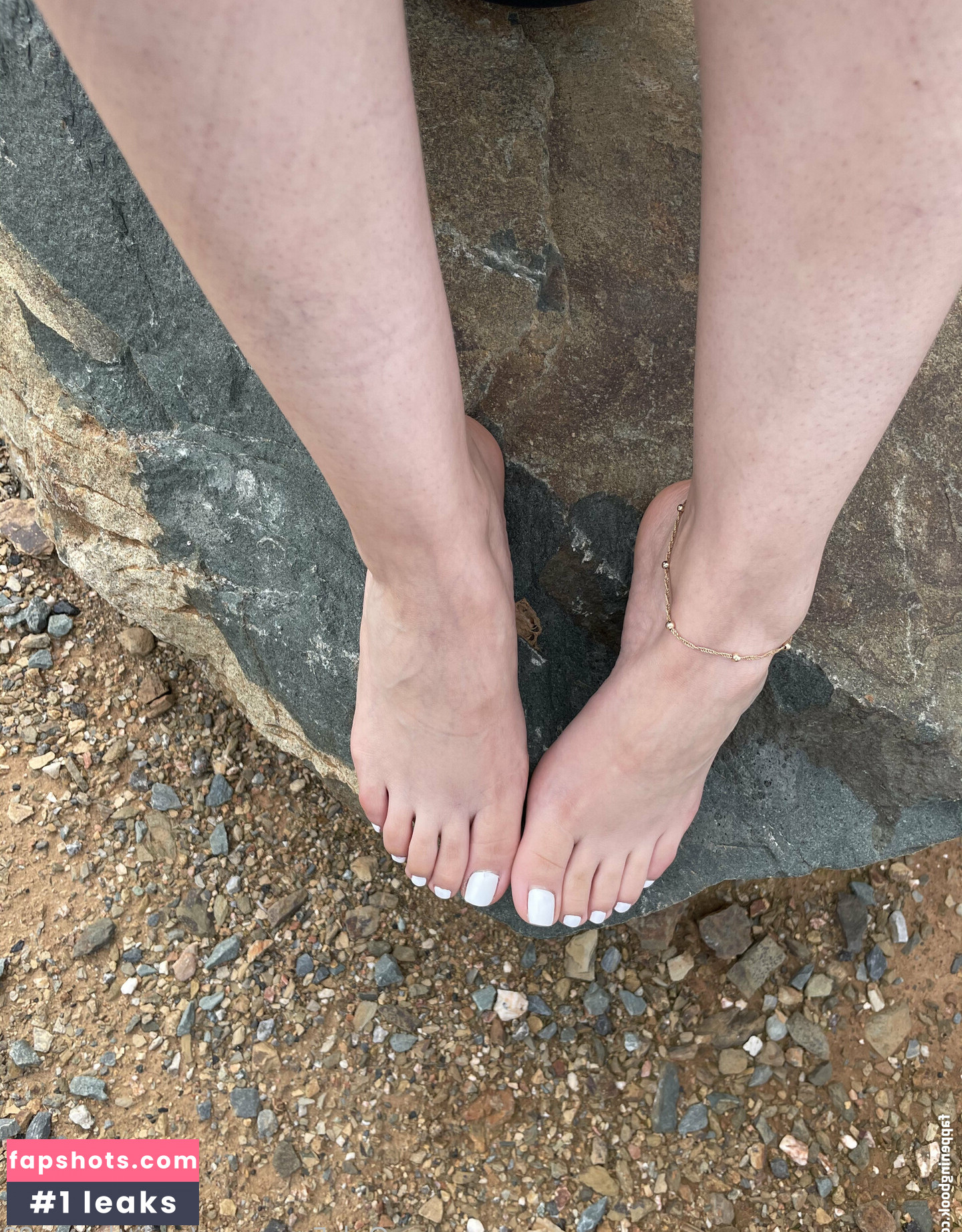 mylittletoes93 nude babe gallery