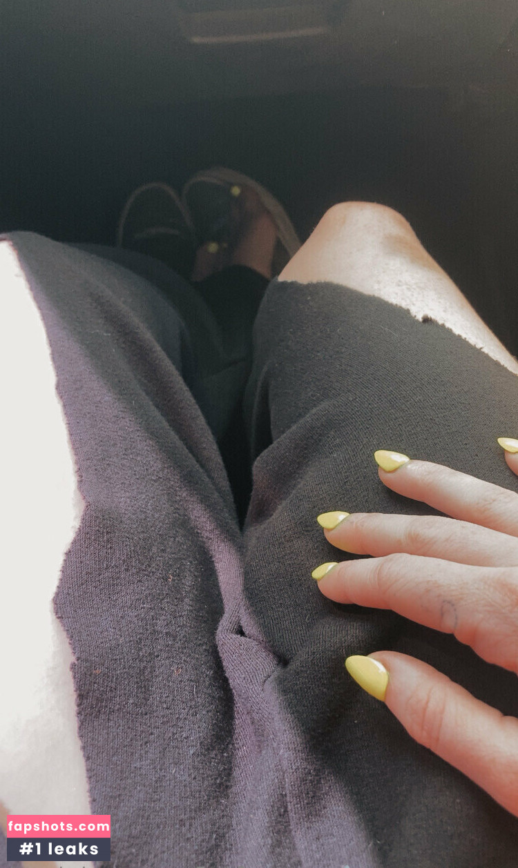 n.chole_red nude babe gallery