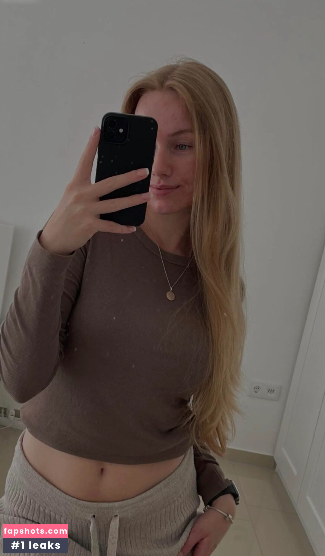 Nadine von relaxASMR gallery photo #12