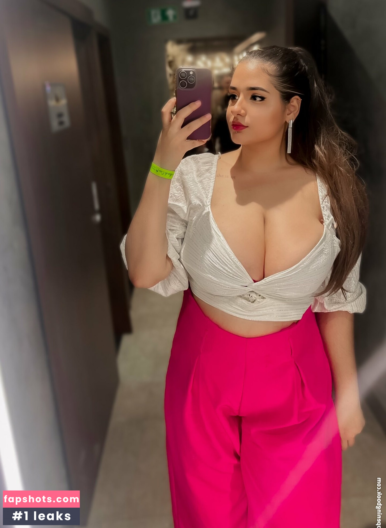 Nallinha nude babe gallery