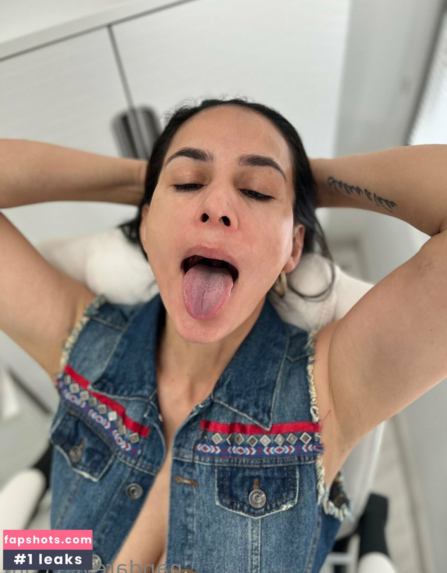 Nanda Reyes gallery photo #5