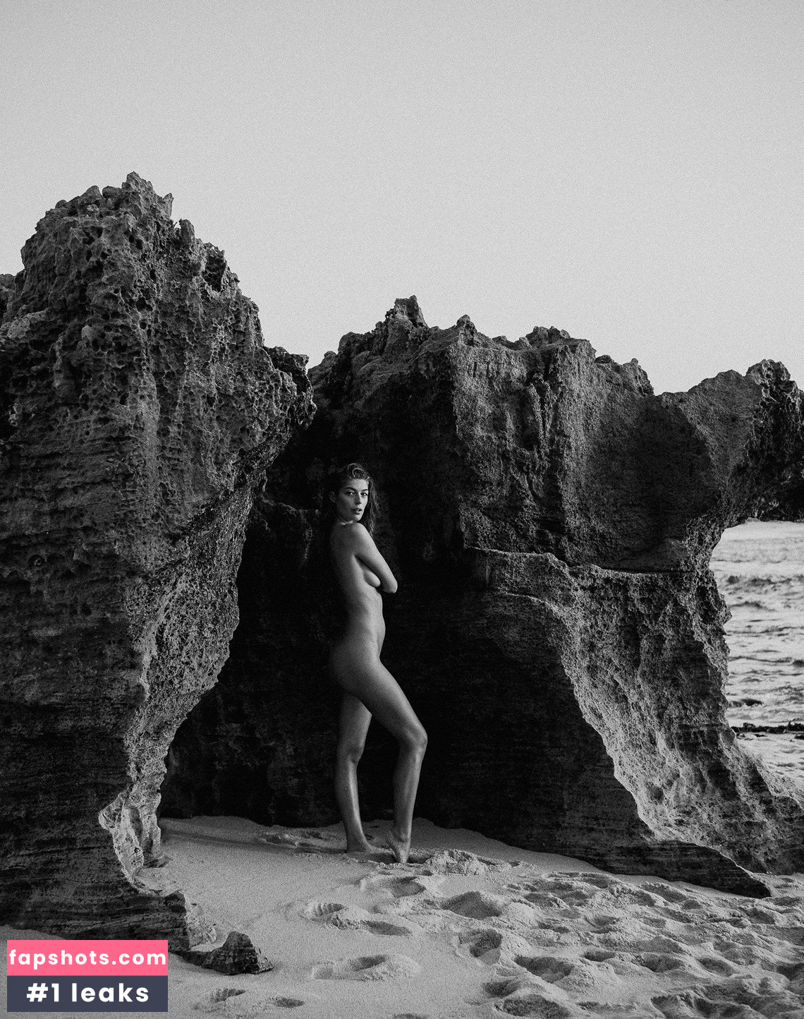 Naomi Holt gallery photo #3