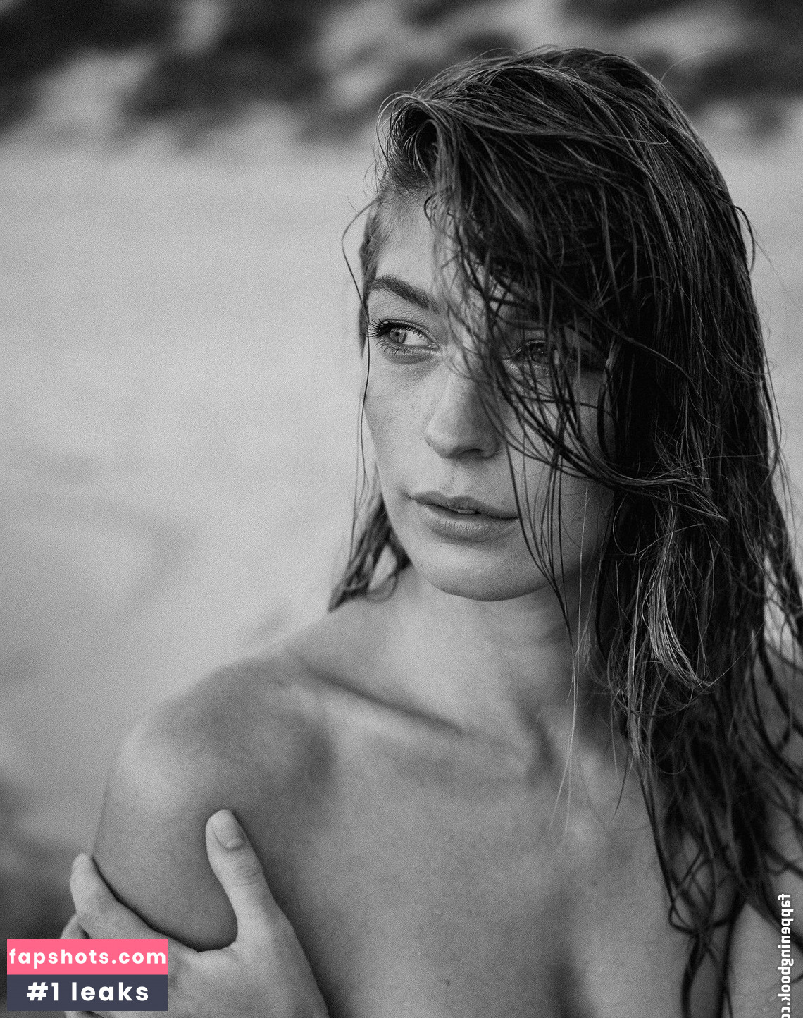 Naomi Holt gallery photo #7