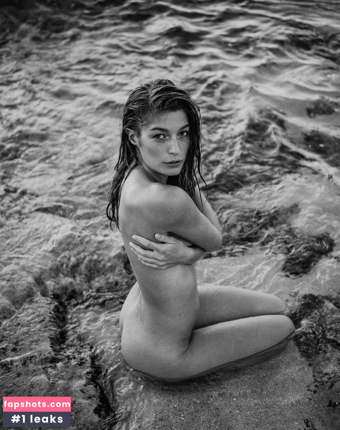 Naomi Holt gallery photo #8