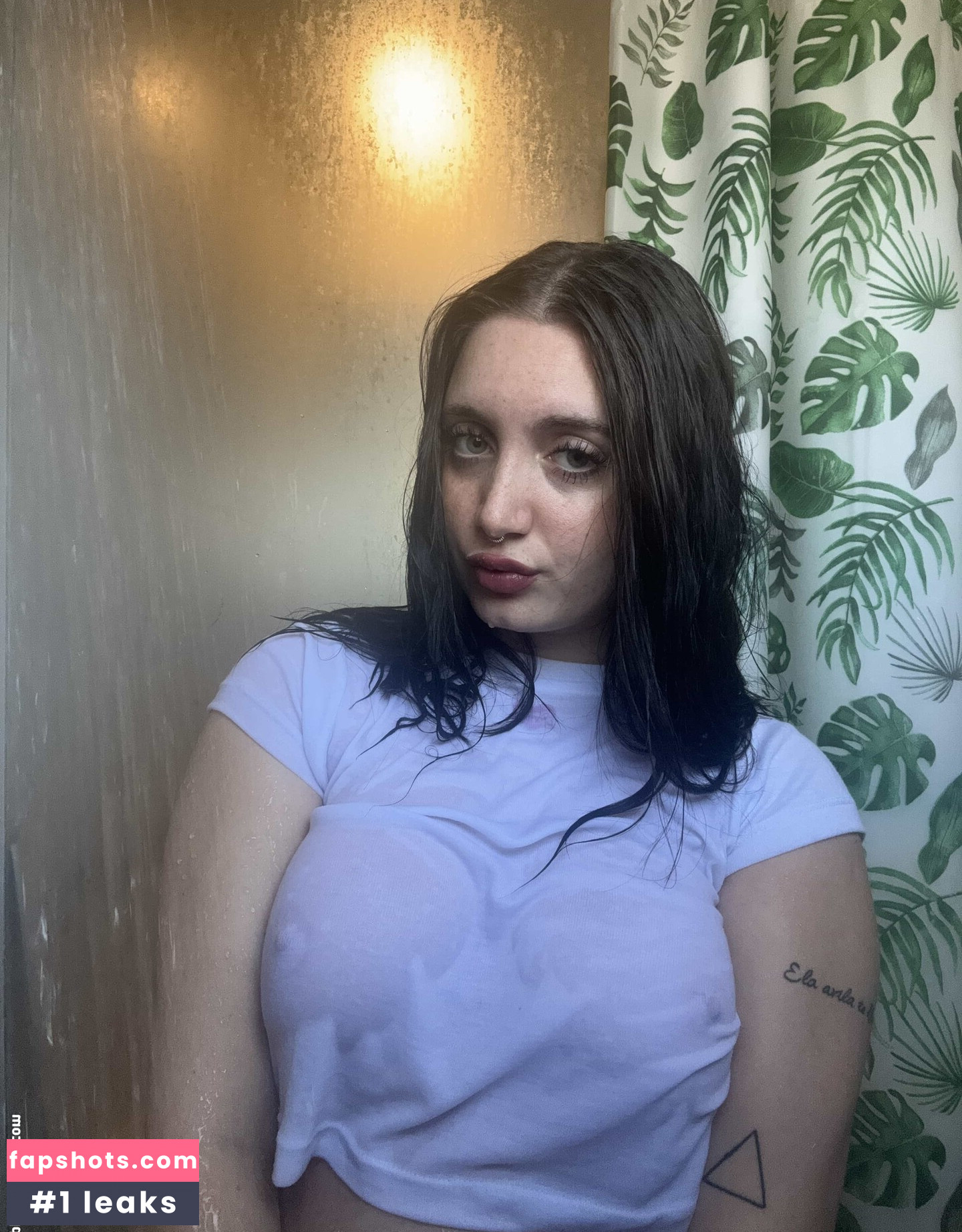 Naomi Nyke gallery photo #43