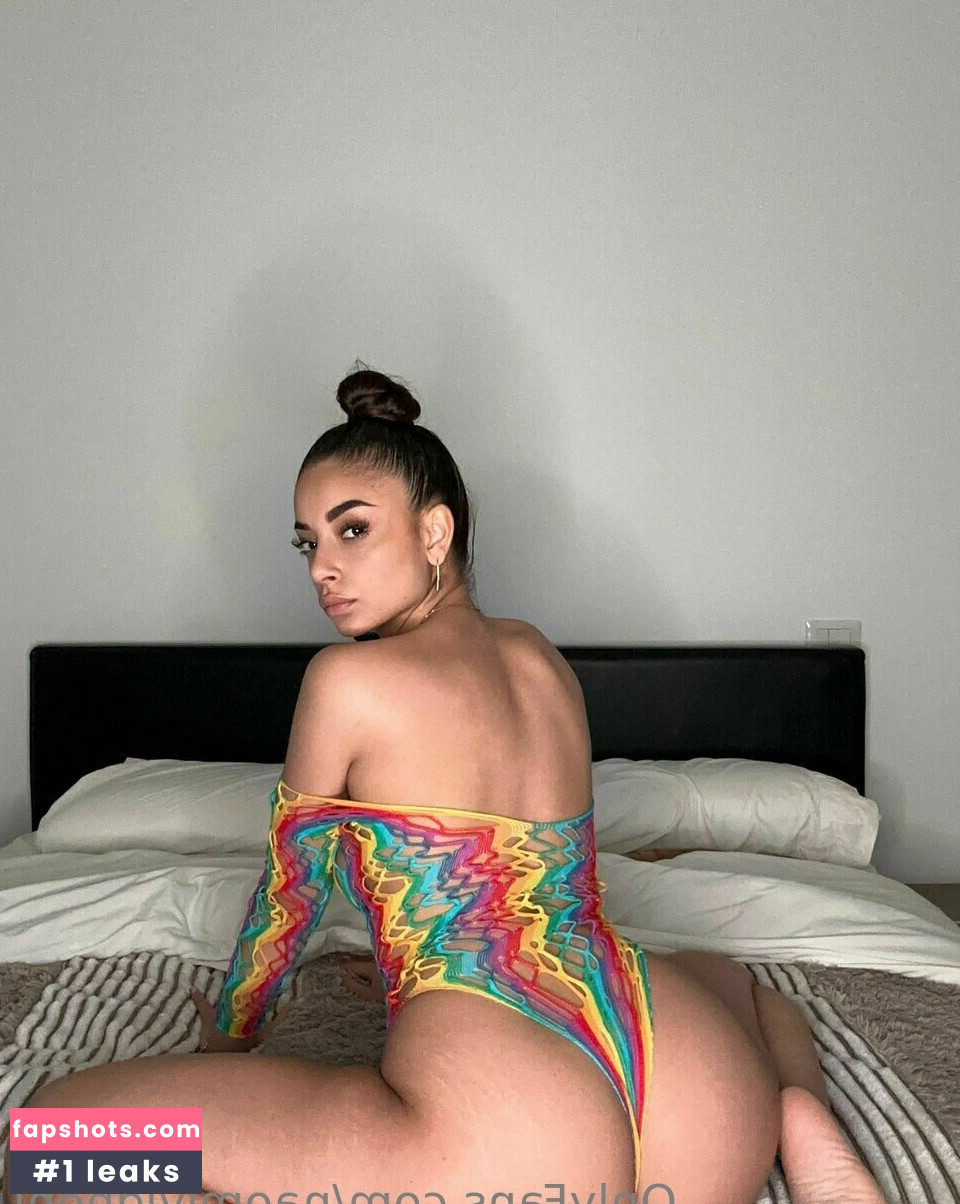 Naomi Vignomi gallery photo #17