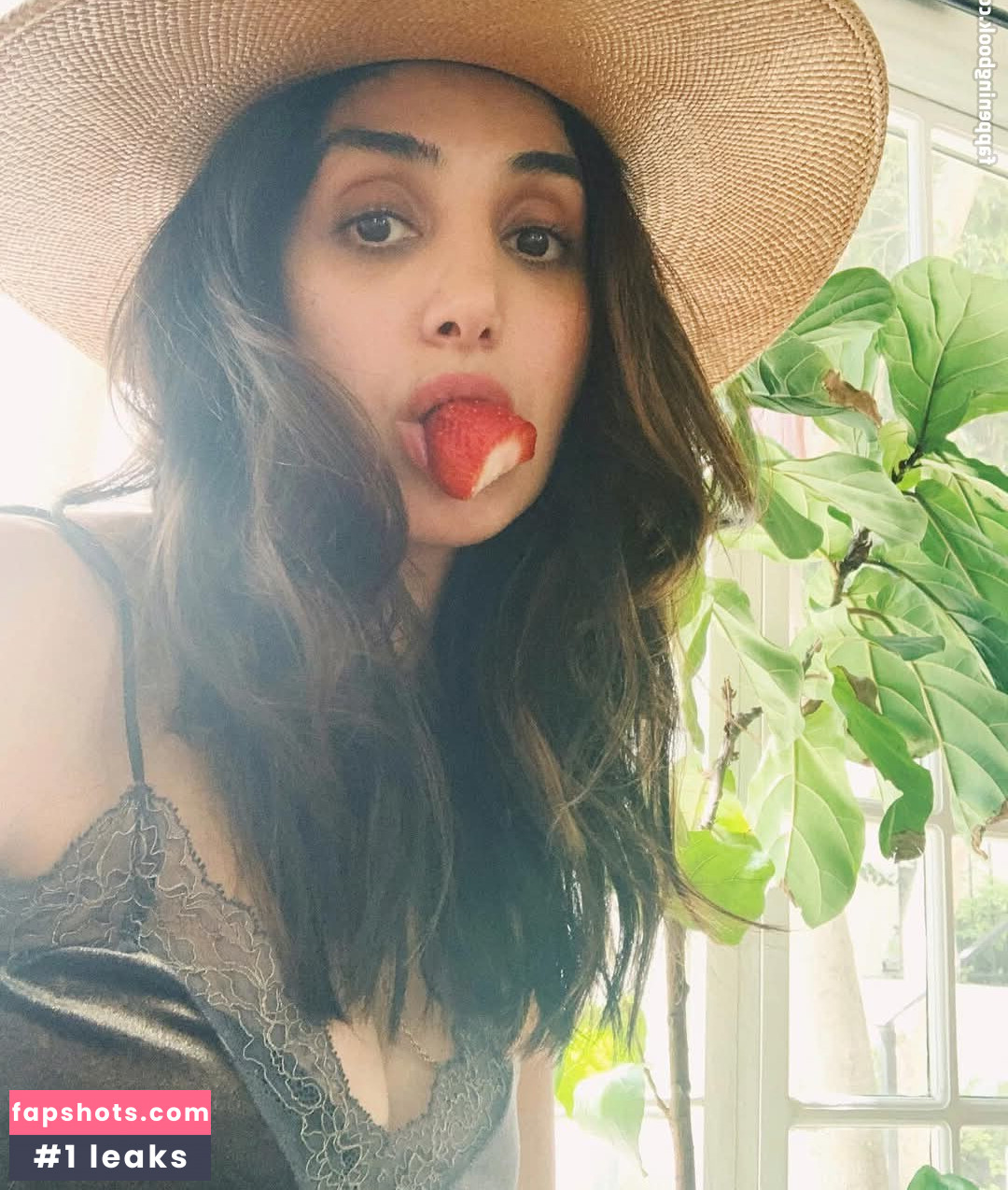 Narges Rashidi gallery photo #17