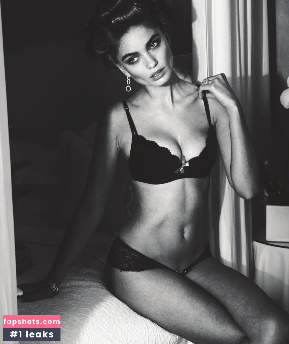 Natalie Morris nude babe gallery