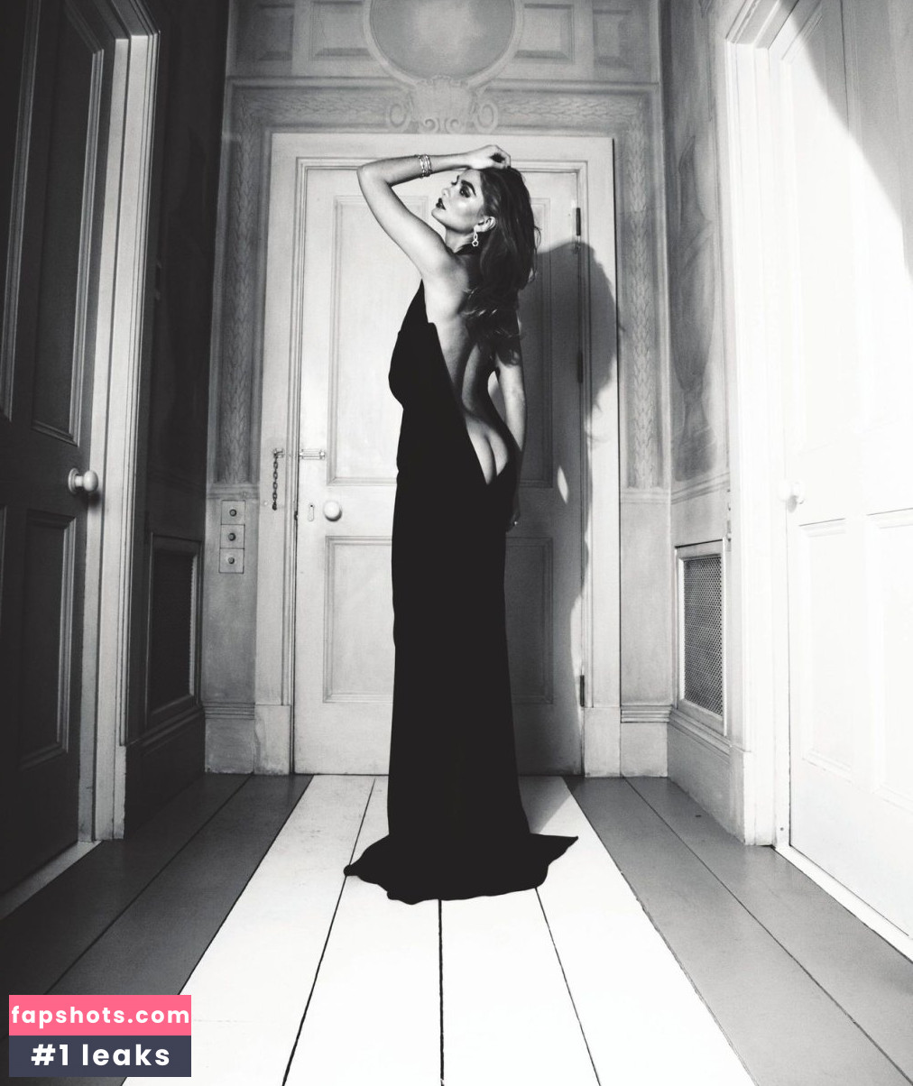 Natalie Morris gallery photo #6