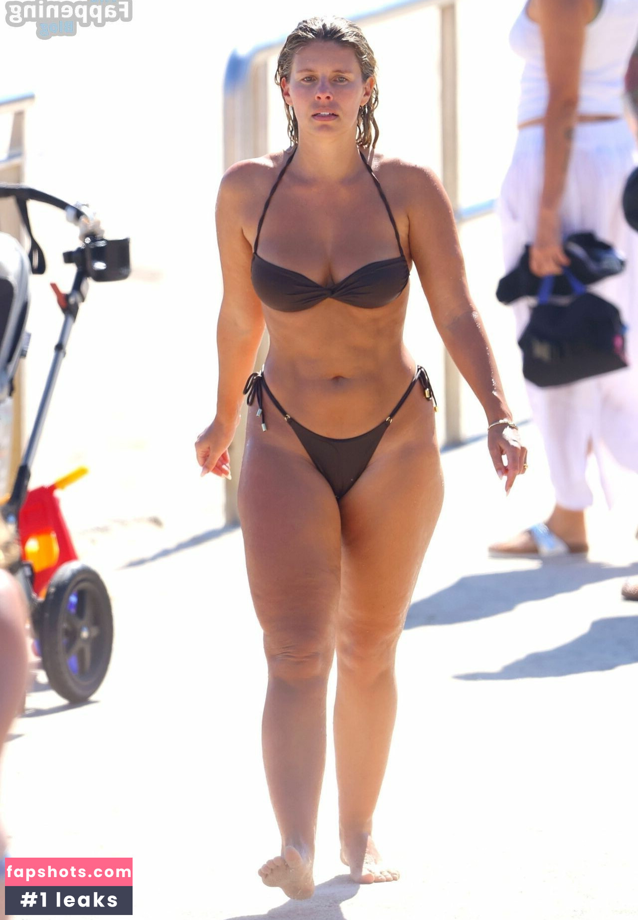 Natasha Oakley gallery photo #183