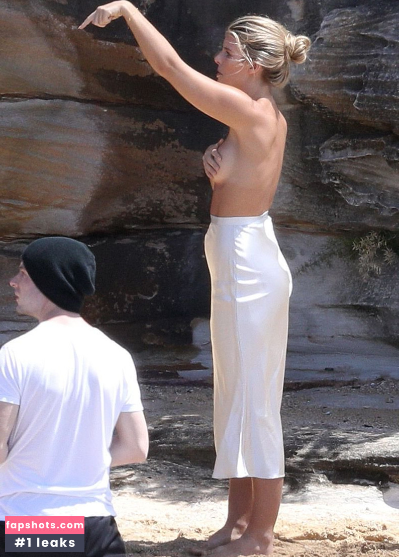 Natasha Oakley gallery photo #497