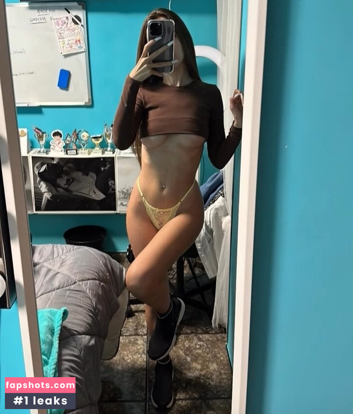 Nayi Martínez nude babe gallery