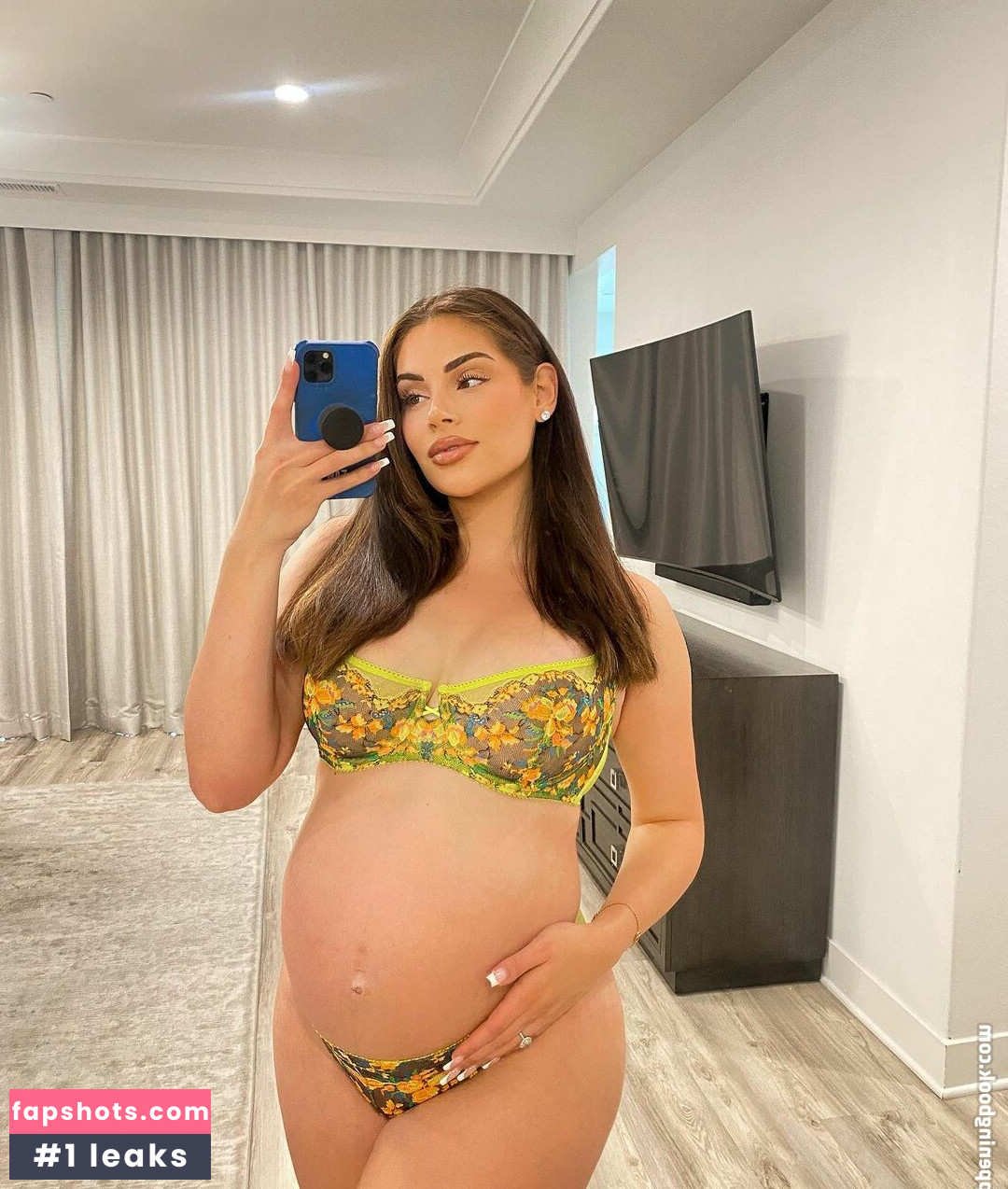 Nazanin Kavari gallery photo #33