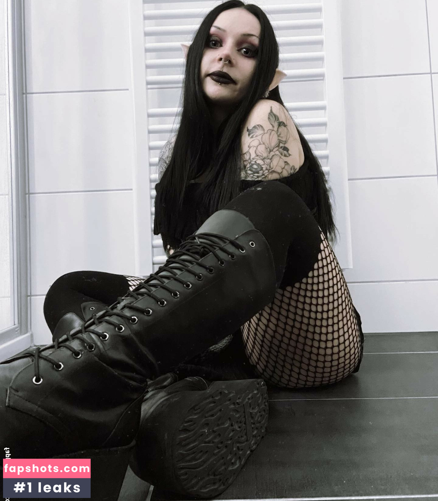 NevernaNoir gallery photo #2