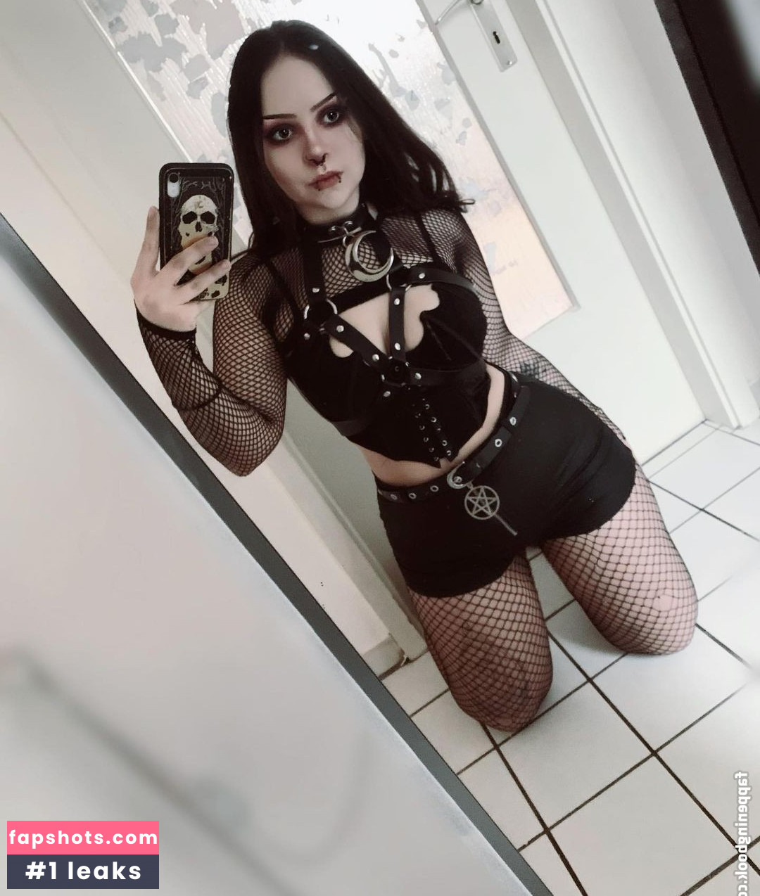 NevernaNoir gallery photo #6