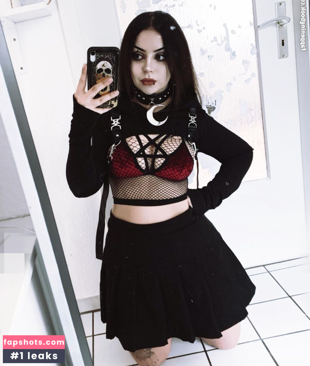 NevernaNoir gallery photo #7