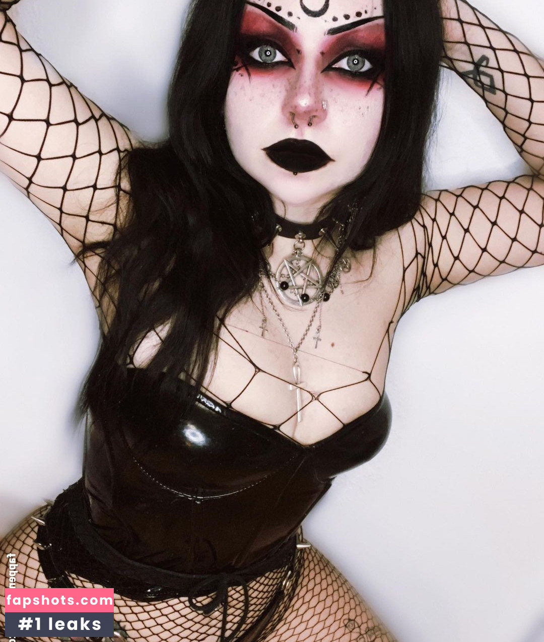 NevernaNoir gallery photo #8