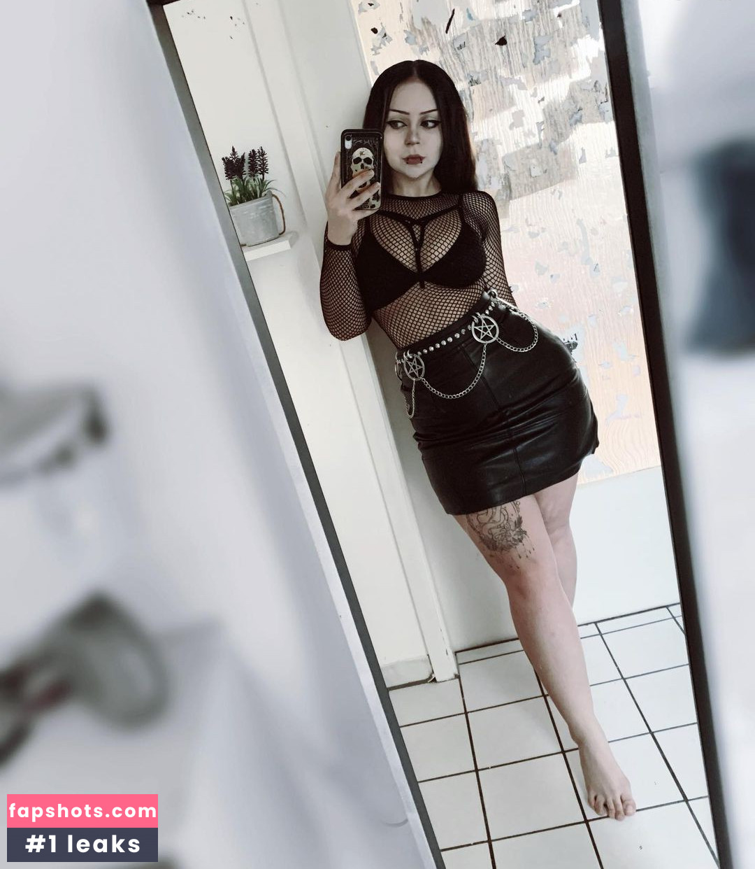 NevernaNoir gallery photo #10