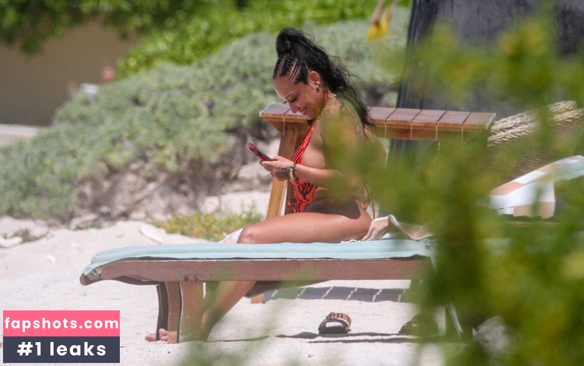 Nia Guzman gallery photo #3