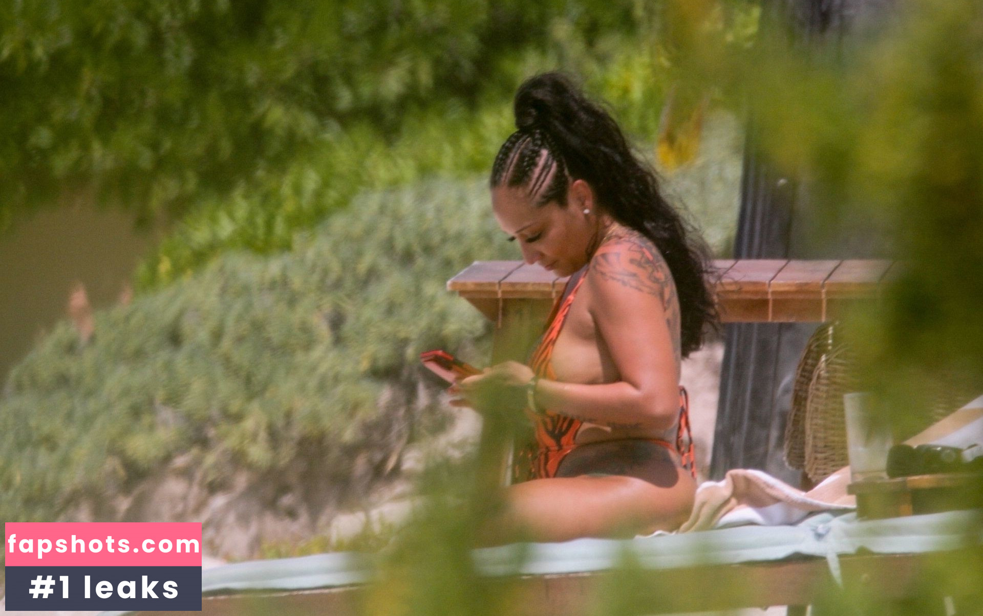 Nia Guzman nude babe gallery