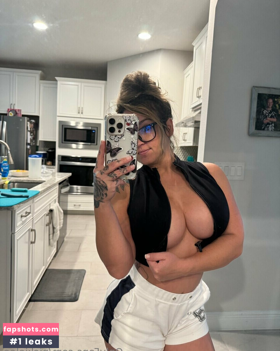 Nickie Lee nude babe gallery