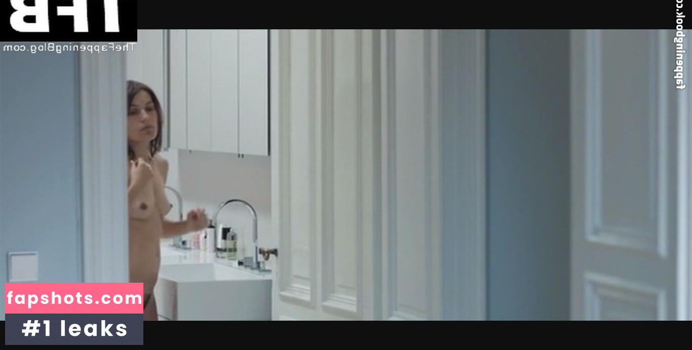 Nicolette Krebitz gallery photo #17