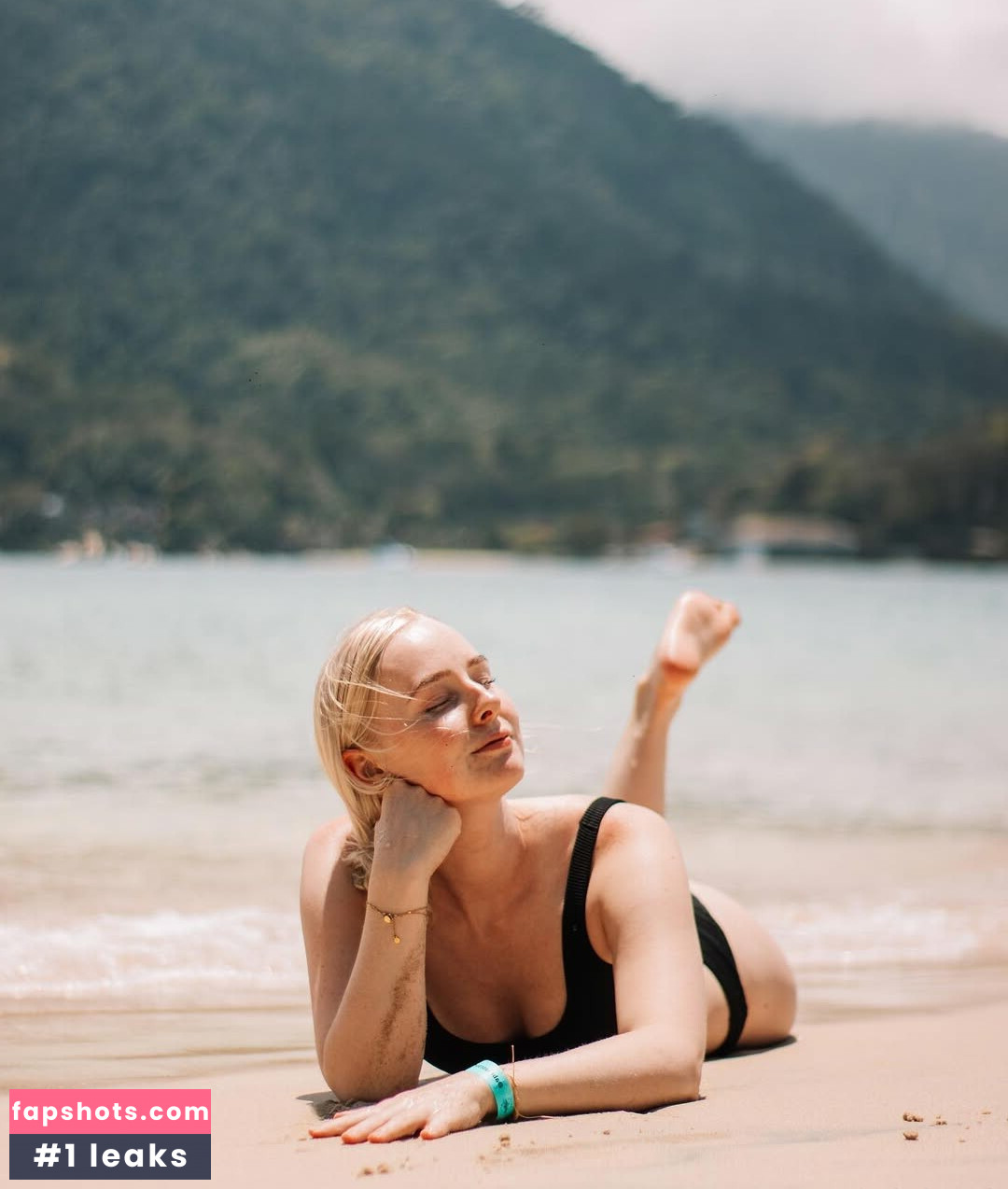 Nienke Helthuis gallery photo #17