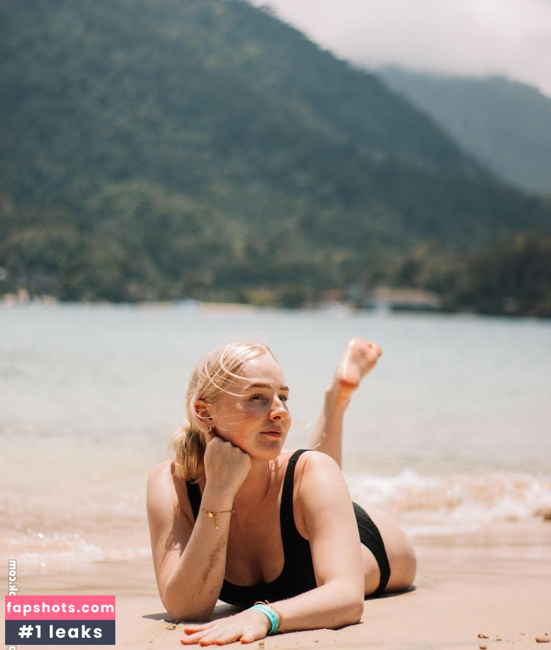 Nienke Helthuis gallery photo #18