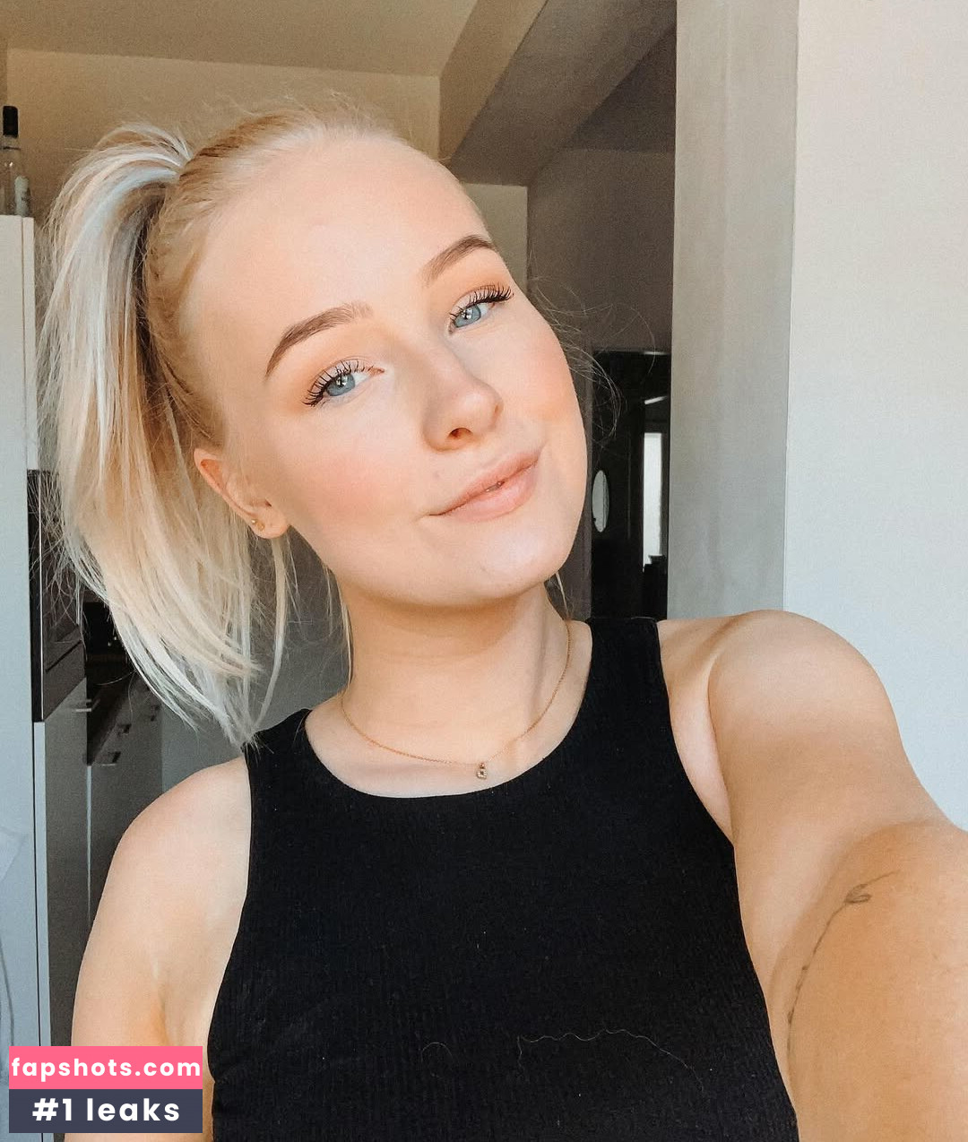 Nienke Helthuis nude babe gallery