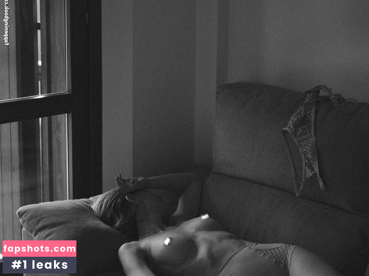 Niki Anson gallery photo #17