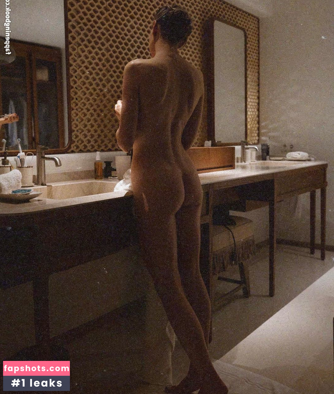 Niki Anson gallery photo #26