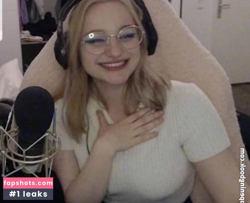 Niki Nihachu gallery photo #3