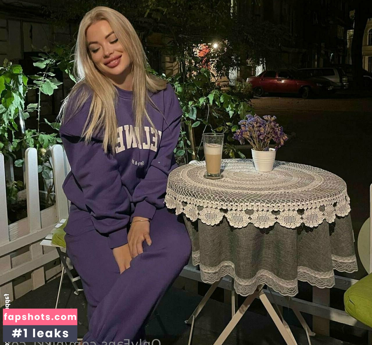 Nikki Cox gallery photo #14