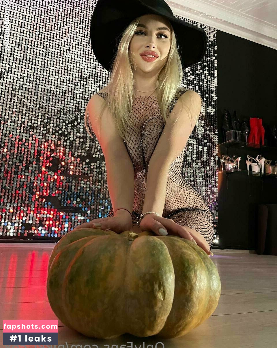 Nikki Cox gallery photo #19