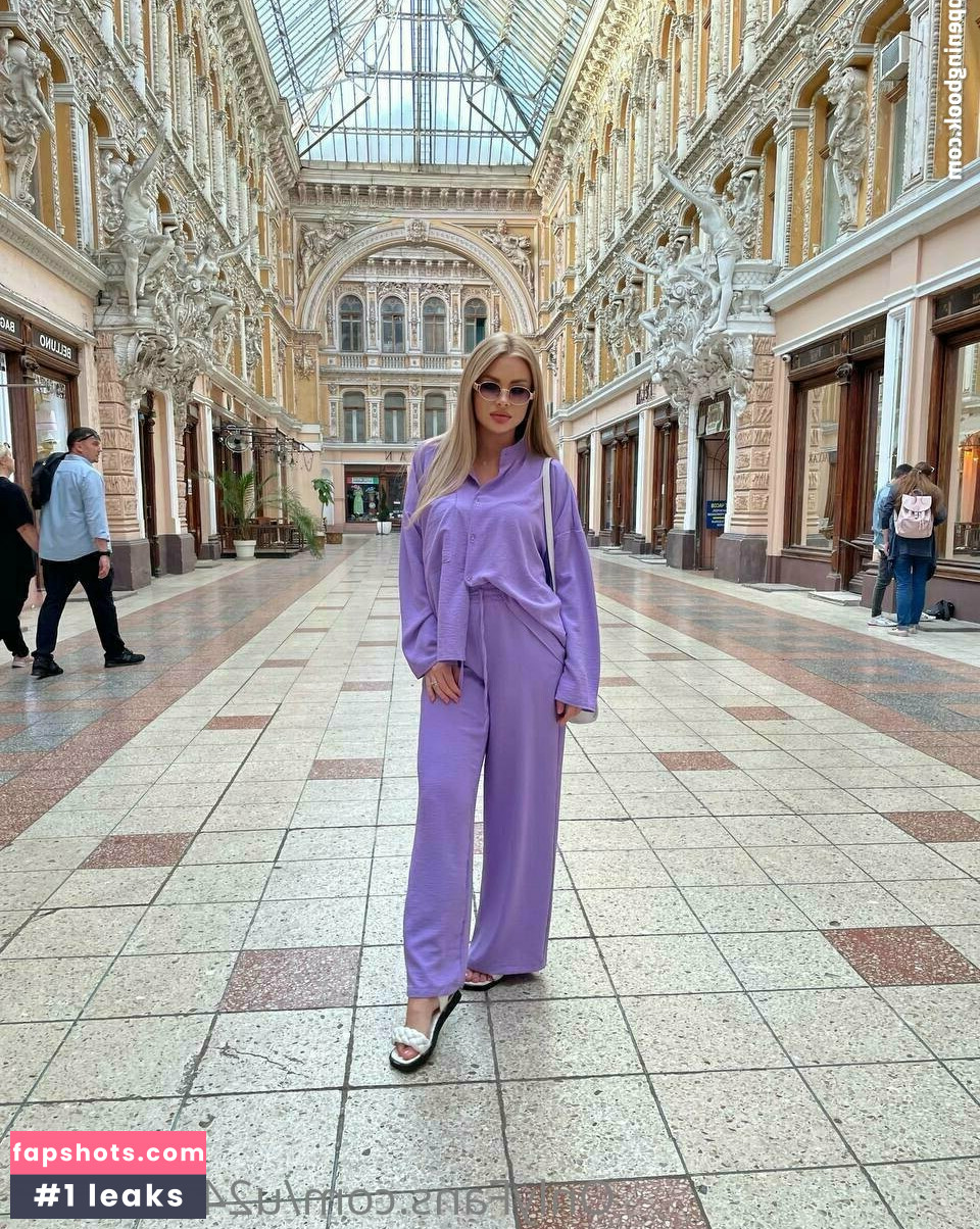 Nikki Cox gallery photo #31