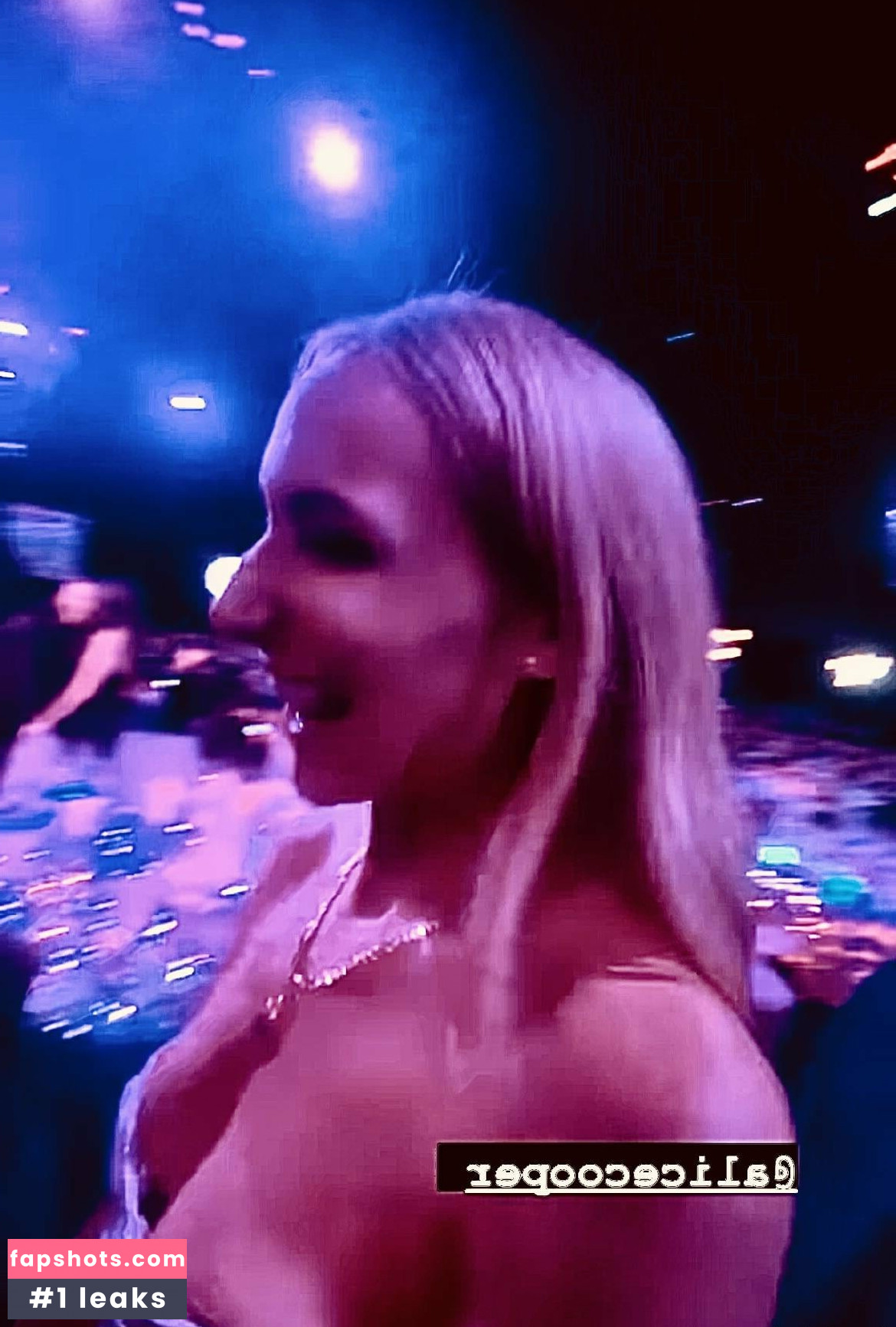 Nikki Glaser gallery photo #130