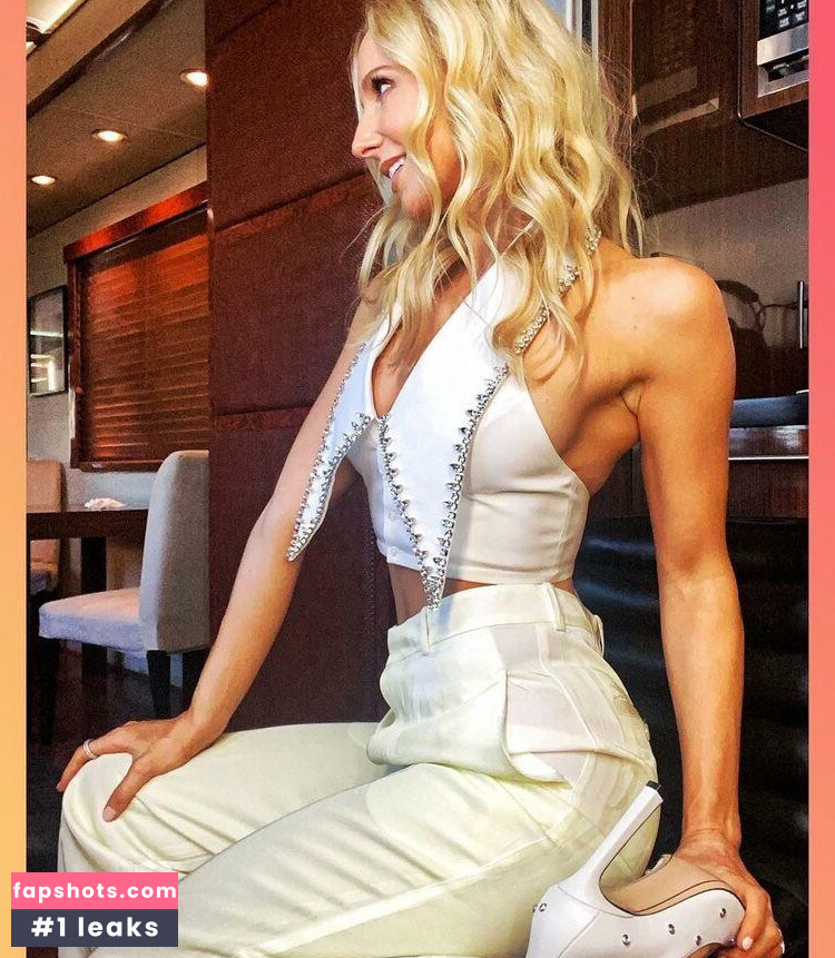 Nikki Glaser gallery photo #142