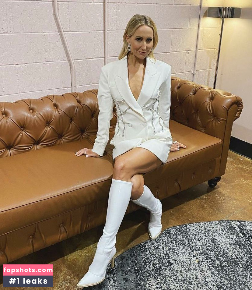 Nikki Glaser gallery photo #147