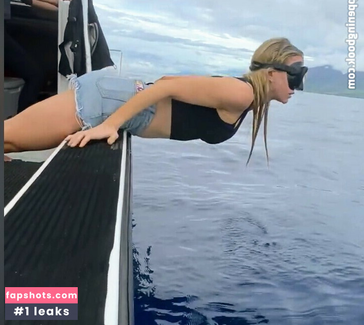 Nikki Glaser gallery photo #196