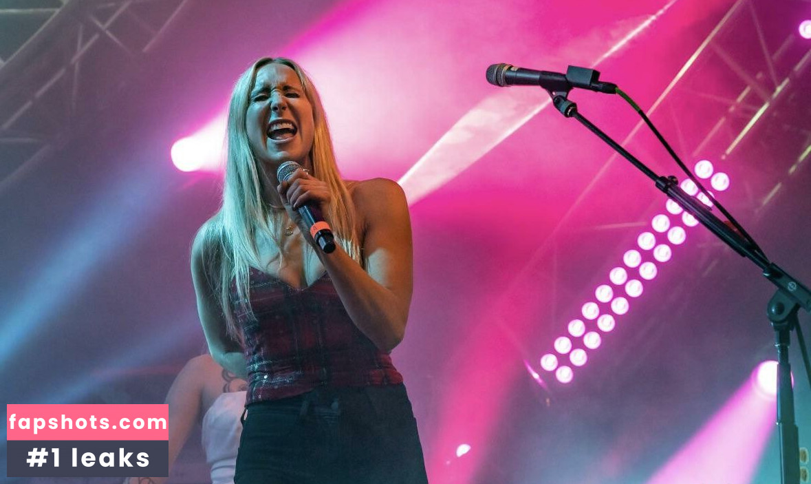 Nikki Glaser gallery photo #78