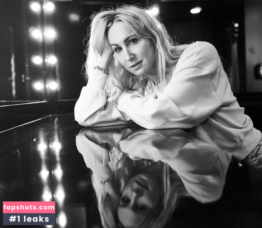 Nikki Glaser gallery photo #89