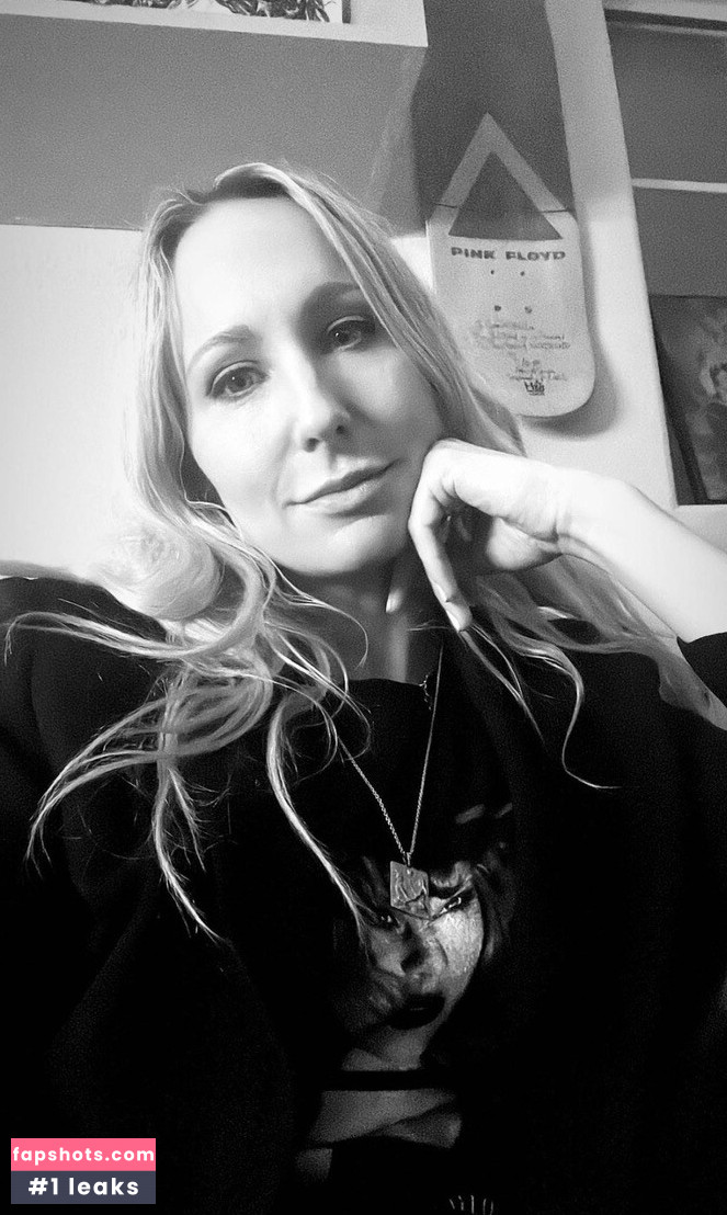 Nikki Glaser gallery photo #95