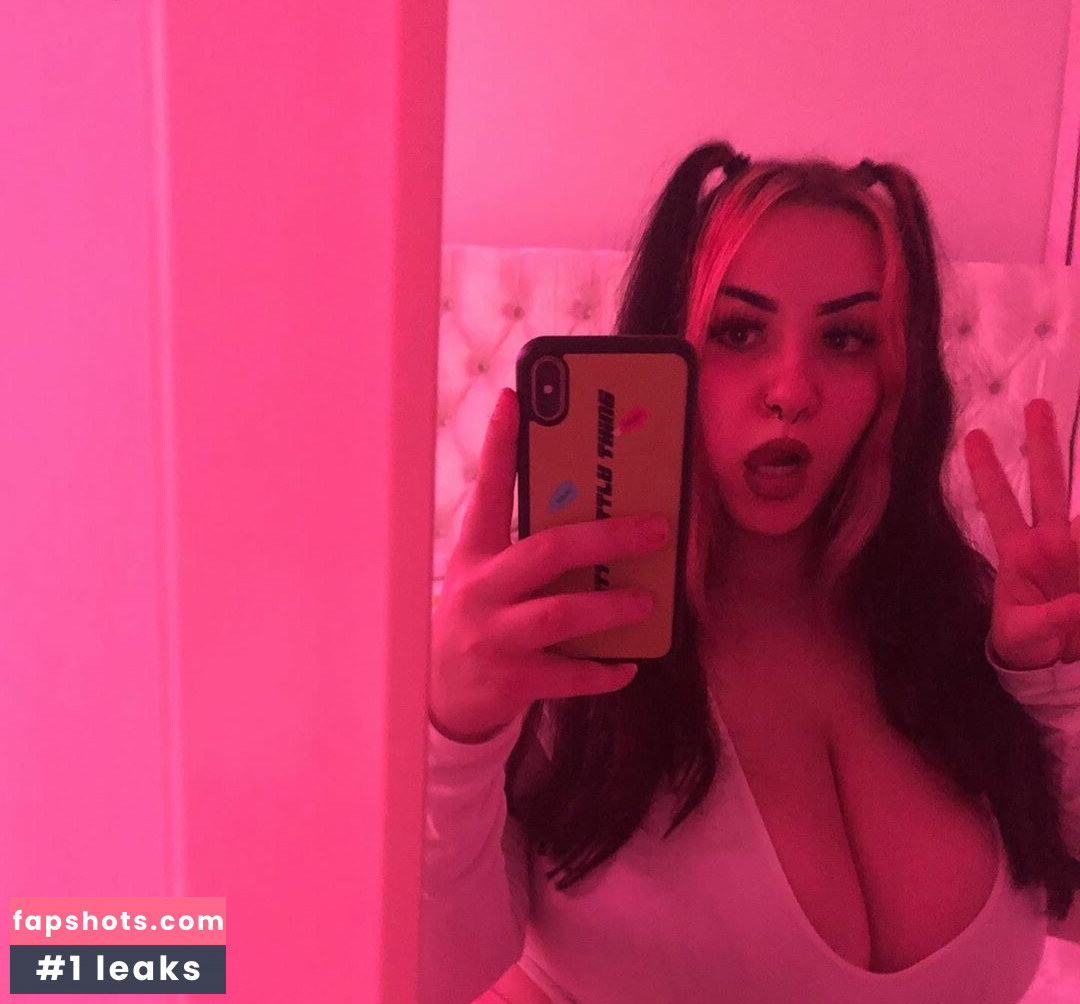 Nikki gallery photo #5