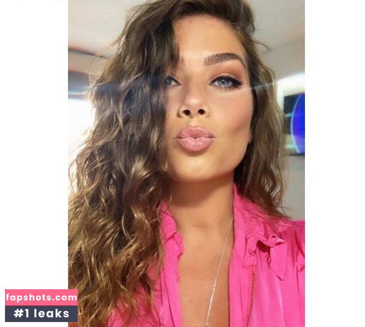 Nikki Sanderson gallery photo #6